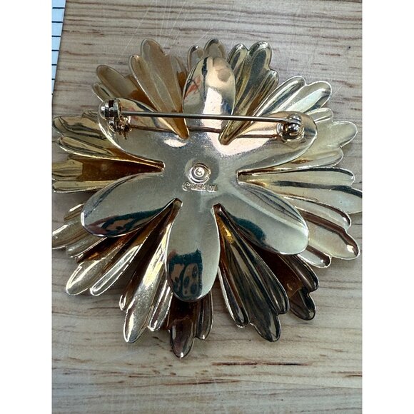 Gold-Tone Daisy Flower Brooch Pin Vintage-Style Signed Sarah Cov Costume Jewelry - Picture 5 of 6